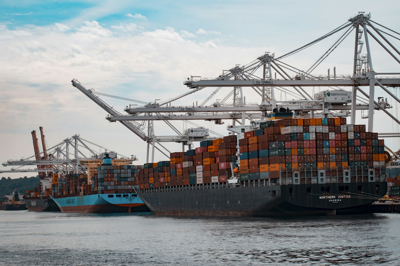 Atri Global Ocean Container Freight Ship